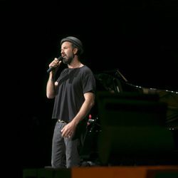 Pau Donés, creador de la banda sonora de 'Estoy vivo', canta en el escenario del FesTVal