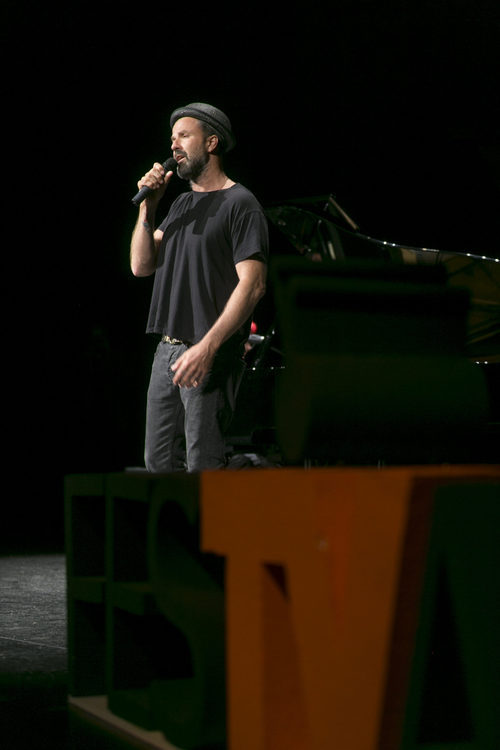 Pau Donés, creador de la banda sonora de 'Estoy vivo', canta en el escenario del FesTVal