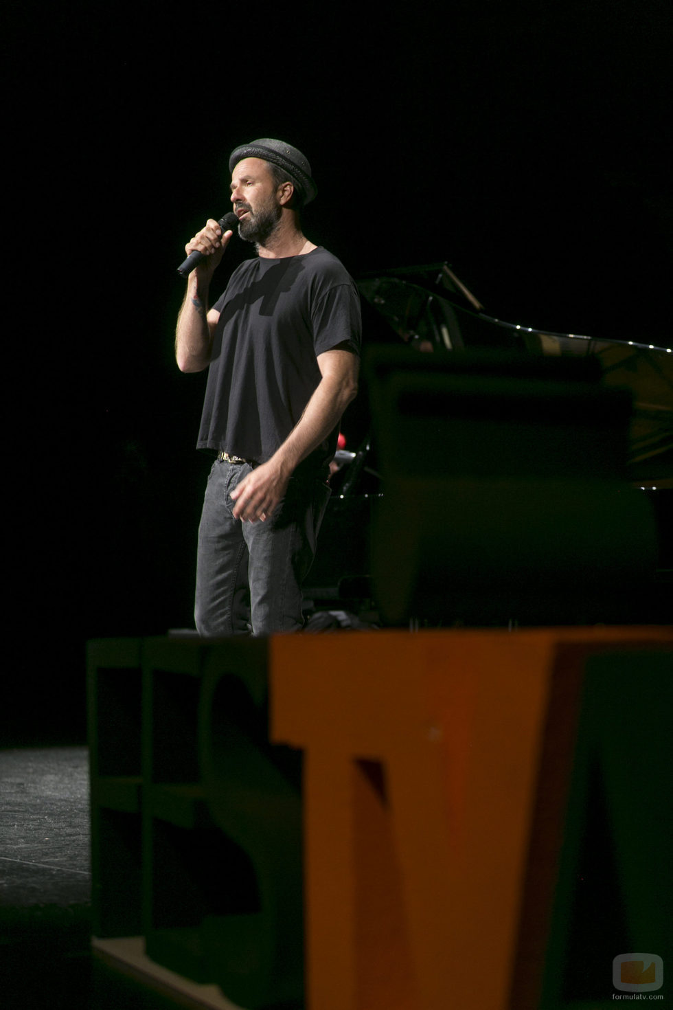 Pau Donés, creador de la banda sonora de 'Estoy vivo', canta en el escenario del FesTVal