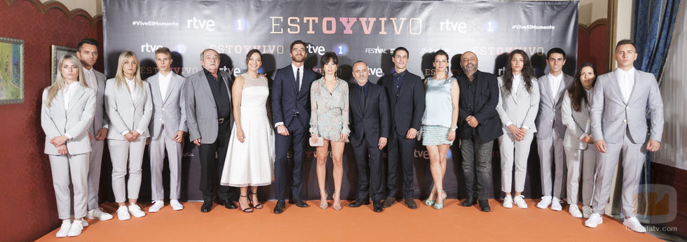 Pose del equipo de 'Estoy vivo' en el photocall de la IX edición del FesTVal