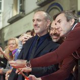 El protagonista de 'Estoy vivo', Javier Gutiérrez, posa junto a sus fans en el FesTVal 