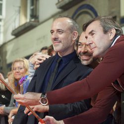 El protagonista de 'Estoy vivo', Javier Gutiérrez, posa junto a sus fans en el FesTVal 