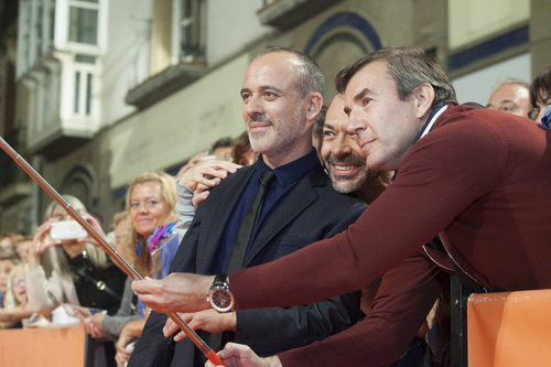 El protagonista de 'Estoy vivo', Javier Gutiérrez, posa junto a sus fans en el FesTVal 