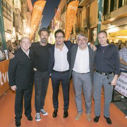 Pau Donés y Daniel Écija posan con parte del equipo en la inauguración de 'Estoy vivo'