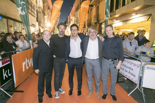 Pau Donés y Daniel Écija posan con parte del equipo en la inauguración de 'Estoy vivo'