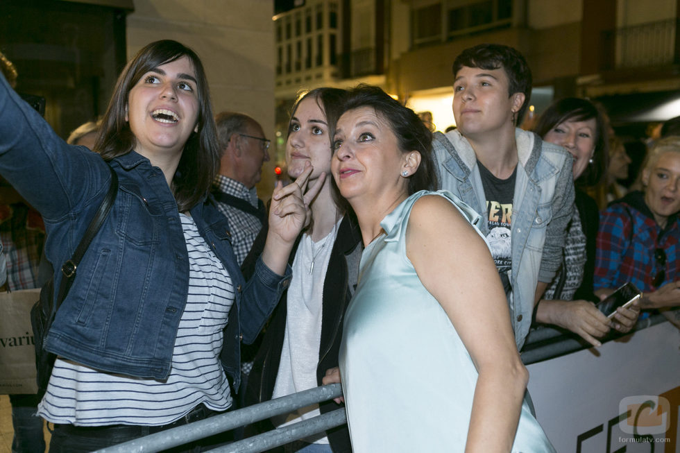 Goizalde Núñez, de 'Estoy vivo', posa con fans en el estreno de la serie en el FesTVal