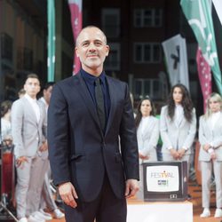 Pose de Javier Gutiérrez en la inauguración de 'Estoy vivo' en el FesTVal