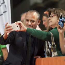 Una fan se hace un selfie con Javier Gutiérrez en el estreno de 'Estoy vivo' en el FesTVal