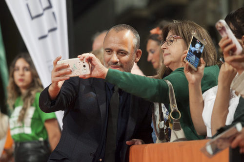Una fan se hace un selfie con Javier Gutiérrez en el estreno de 'Estoy vivo' en el FesTVal