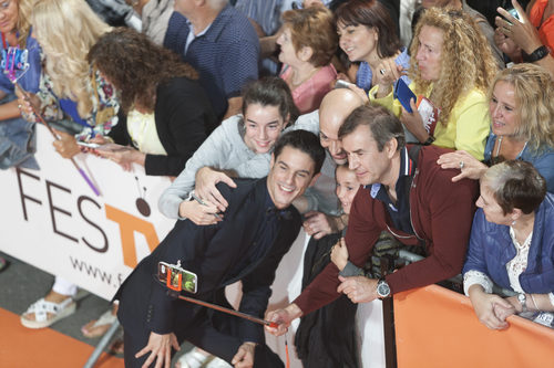 Alejo Sauras se fotografía con sus fans en el estreno de 'Estoy vivo' en el FesTVal