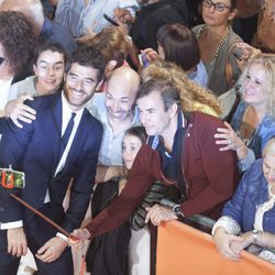 El actor Alfonso Bassave posa junto a sus fans en el FesTval en la inauguración 'Estoy vivo'