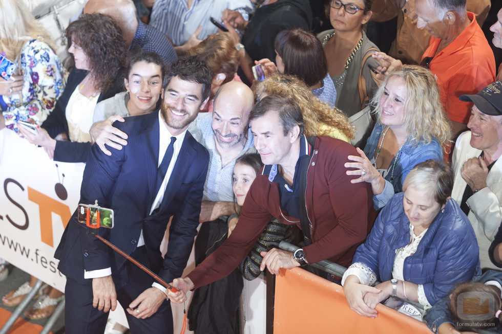El actor Alfonso Bassave posa junto a sus fans en el FesTval en la inauguración 'Estoy vivo'