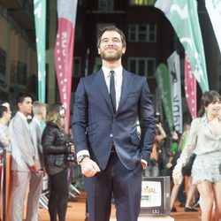 Pose de Alfonso Bassave en la alfombra naranja del FesTVal en el estreno de 'Estoy vivo'