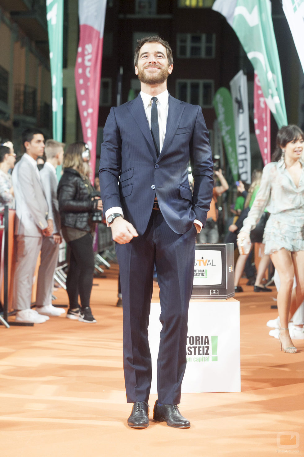 Pose de Alfonso Bassave en la alfombra naranja del FesTVal en el estreno de 'Estoy vivo'