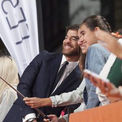 Selfie de Alfonso Bassave con dos fans en el estreno de 'Estoy vivo' en el FesTVal