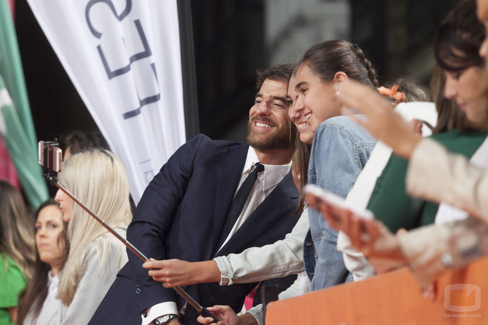 Selfie de Alfonso Bassave con dos fans en el estreno de 'Estoy vivo' en el FesTVal