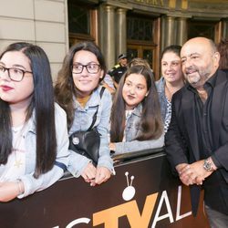 Jesús Castejón se fotografía con sus fans en el estreno de 'Estoy vivo' en el FesTVal