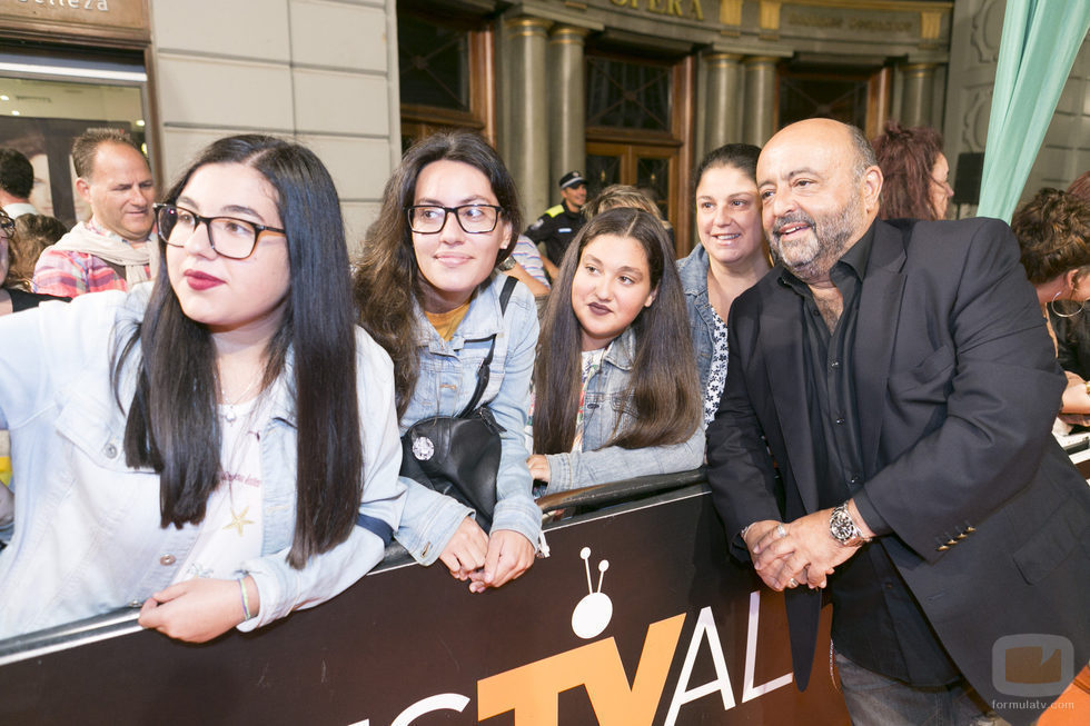 Jesús Castejón se fotografía con sus fans en el estreno de 'Estoy vivo' en el FesTVal