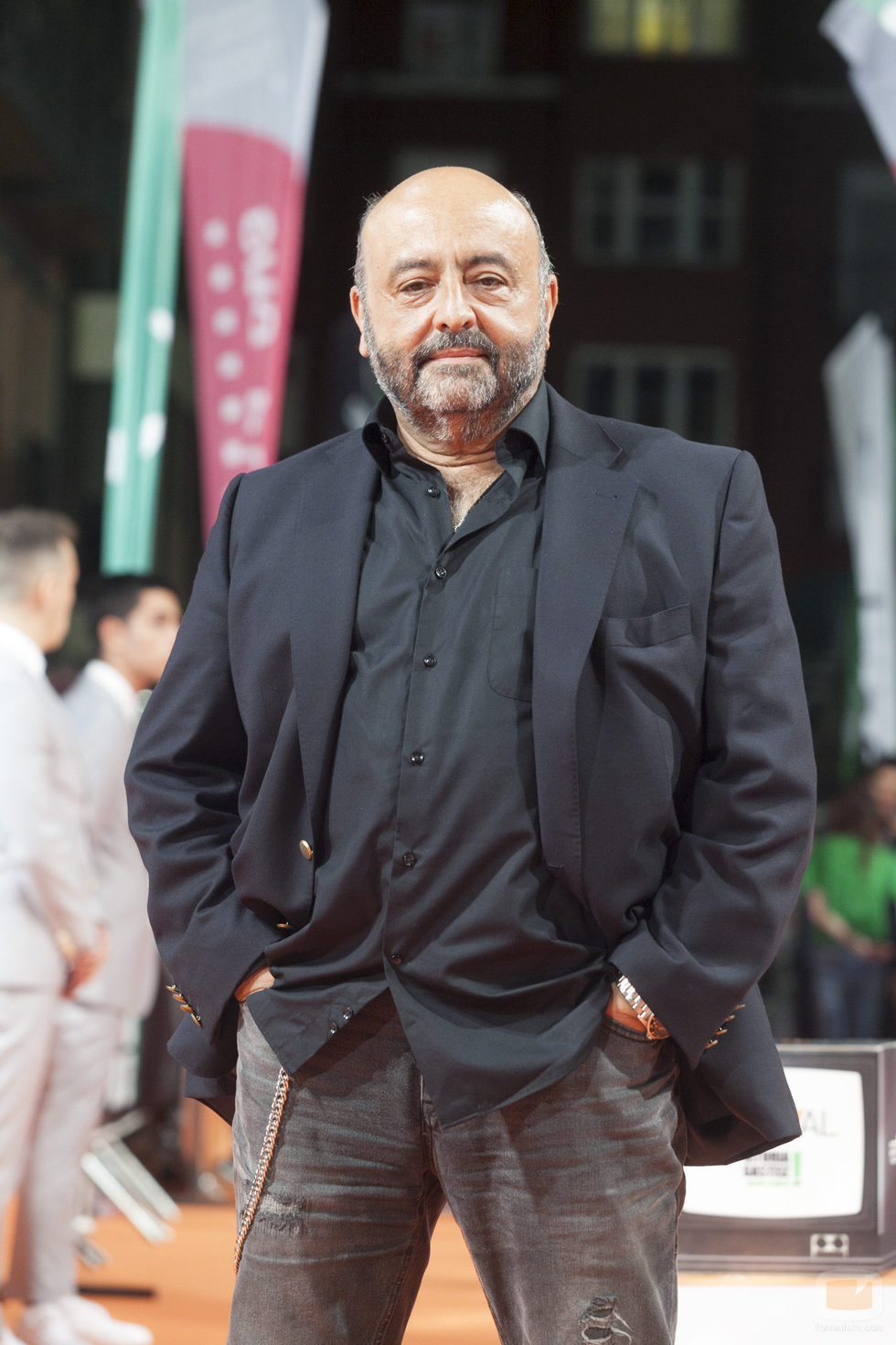 El actor Jesús Castejón posa en la alfombra naranja del FesTVal en el estreno de 'Estoy vivo'