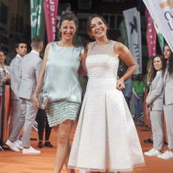 Goizalde Núñez y Cristina Plazas posan en la alfombra naranja del FesTVal en el estreno de 'Estoy vivo'