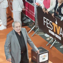 Zorion Eguileor posa en la alfombra naranja del FesTVal en el estreno de 'Estoy vivo'