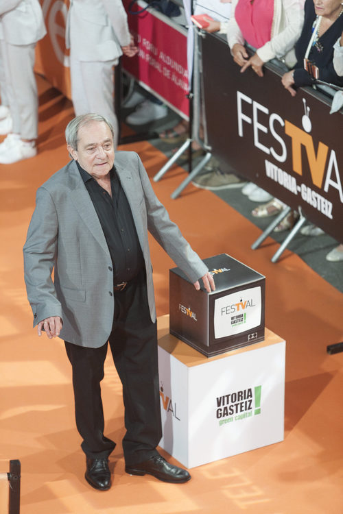 Zorion Eguileor posa en la alfombra naranja del FesTVal en el estreno de 'Estoy vivo'