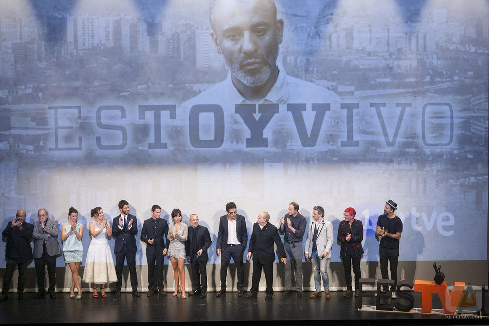Los actores de 'Estoy vivo' aplauden a su creador, Daniel Écija, en la IX edición del FesTval