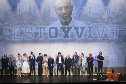 Los actores de 'Estoy vivo' aplauden a su creador, Daniel Écija, en la IX edición del FesTval