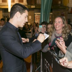 El actor Alejo Sauras firma autógrafos a sus fans en el estreno de 'Estoy vivo' en el FesTVal