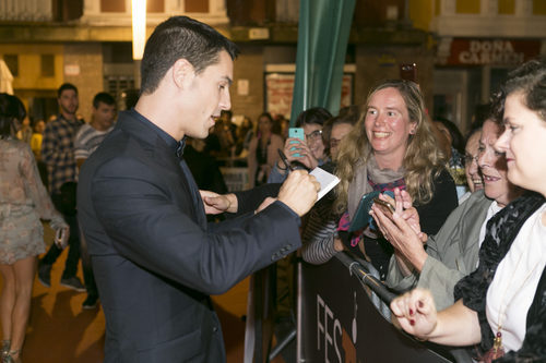 El actor Alejo Sauras firma autógrafos a sus fans en el estreno de 'Estoy vivo' en el FesTVal