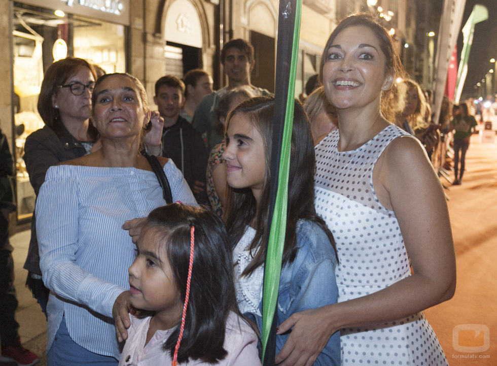 Cristina Plazas posa junto a unas niñas en el estreno de 'Estoy vivo' en el FesTVal
