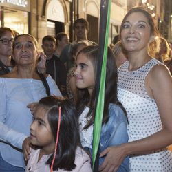 Cristina Plazas posa junto a unas niñas en el estreno de 'Estoy vivo' en el FesTVal