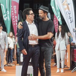 Pau Donés y Daniel Écija se miran fijamente en el estreno de 'Estoy vivo' durante el FesTVal