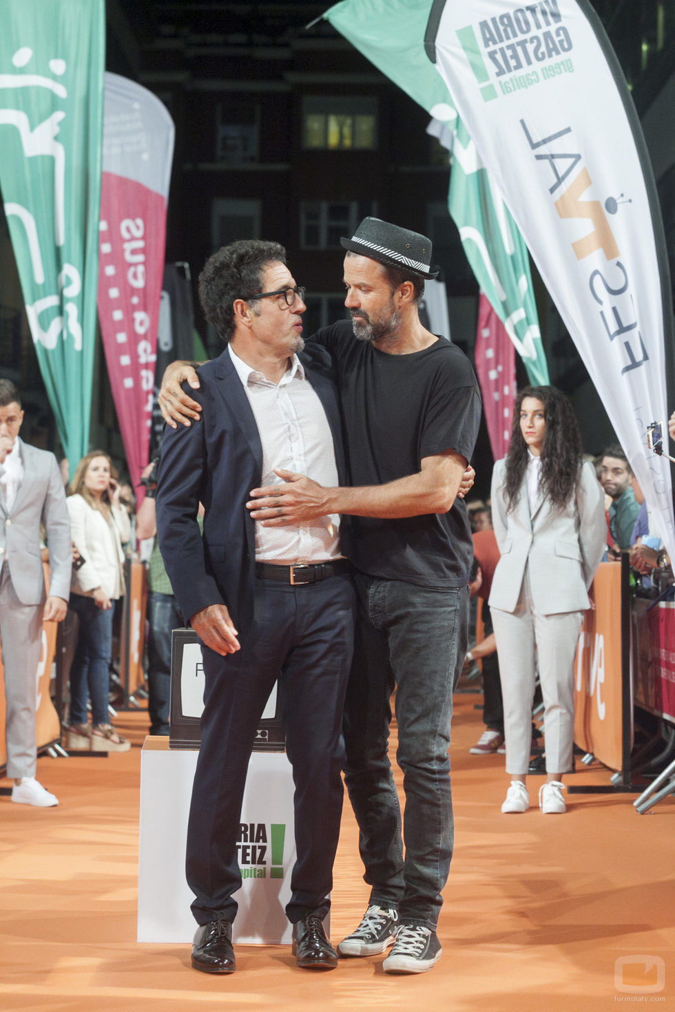 Pau Donés y Daniel Écija se miran fijamente en el estreno de 'Estoy vivo' durante el FesTVal