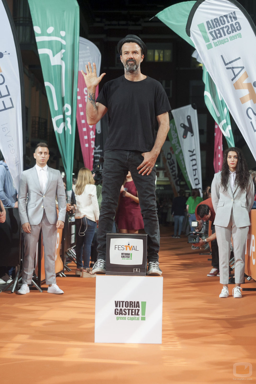 Pau Donés subido en la plataforma del FesTVal en el estreno de 'Estoy vivo'
