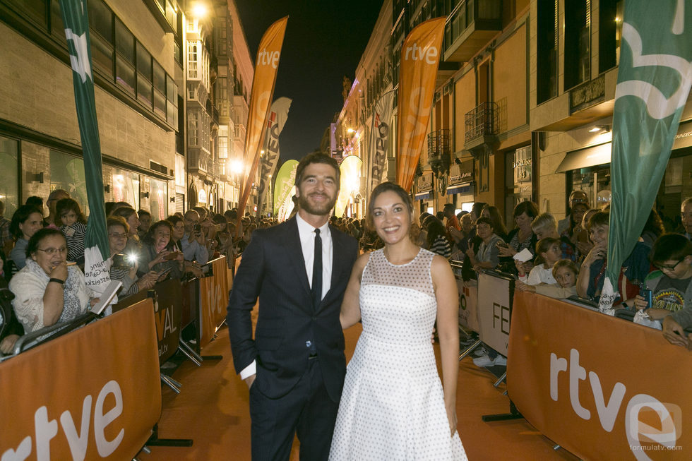 Alfonso Bassave y Cristina Plazas posan juntos en la alfombra naranja del FesTVal durante el estreno de 'Estoy vivo'
