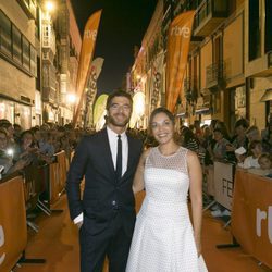 Alfonso Bassave y Cristina Plazas posan juntos en la alfombra naranja del FesTVal durante el estreno de 'Estoy vivo'