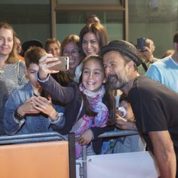 Pau Donés se fotografía con una niña en el estreno de 'Estoy vivo' durante el FesTVal