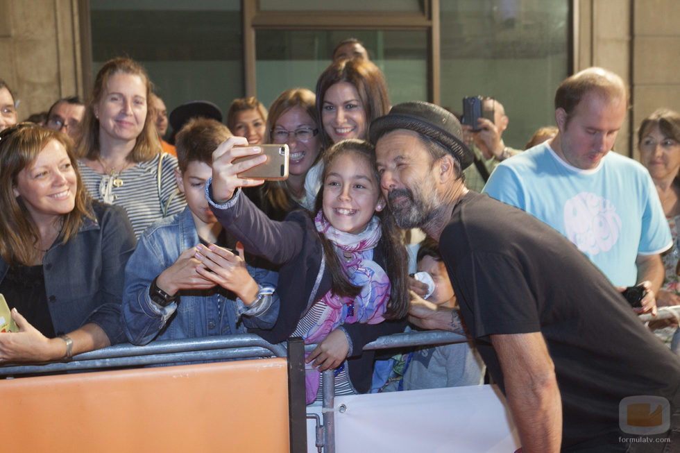 Pau Donés se fotografía con una niña en el estreno de 'Estoy vivo' durante el FesTVal