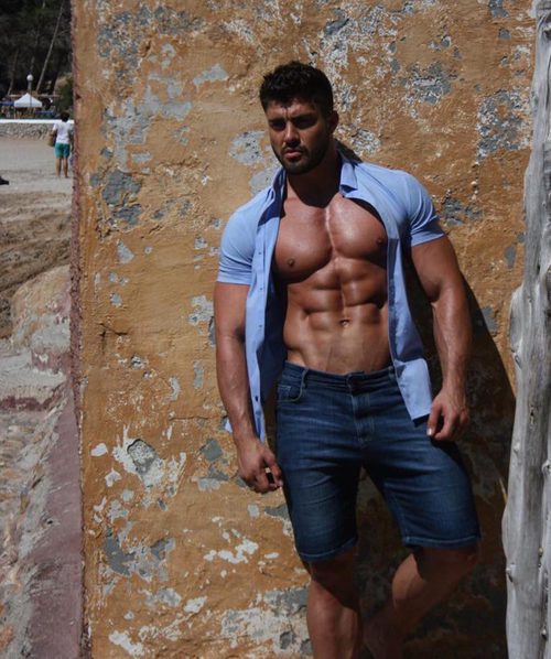 Rogan O'connor posa con una camisa azul abierta