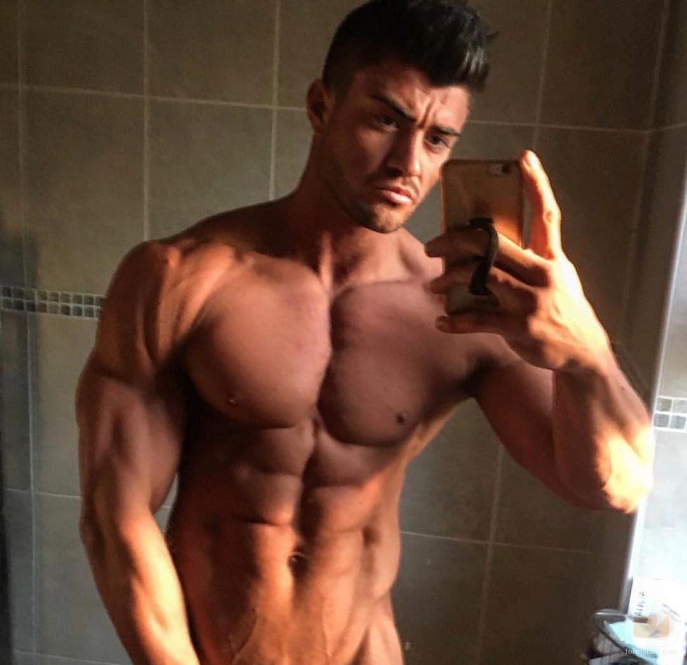 Rogan O'Connor se fotografía frente al espejo sin camiseta