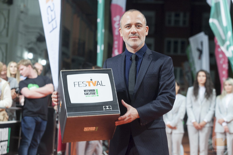 Javier Gutiérrez, de 'Estoy vivo', posa con el símbolo del FesTVal en sus manos