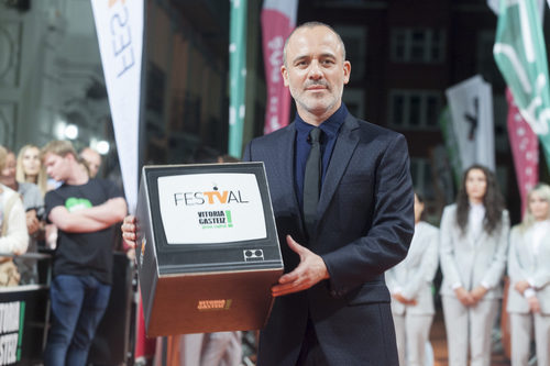 Javier Gutiérrez, de 'Estoy vivo', posa con el símbolo del FesTVal en sus manos