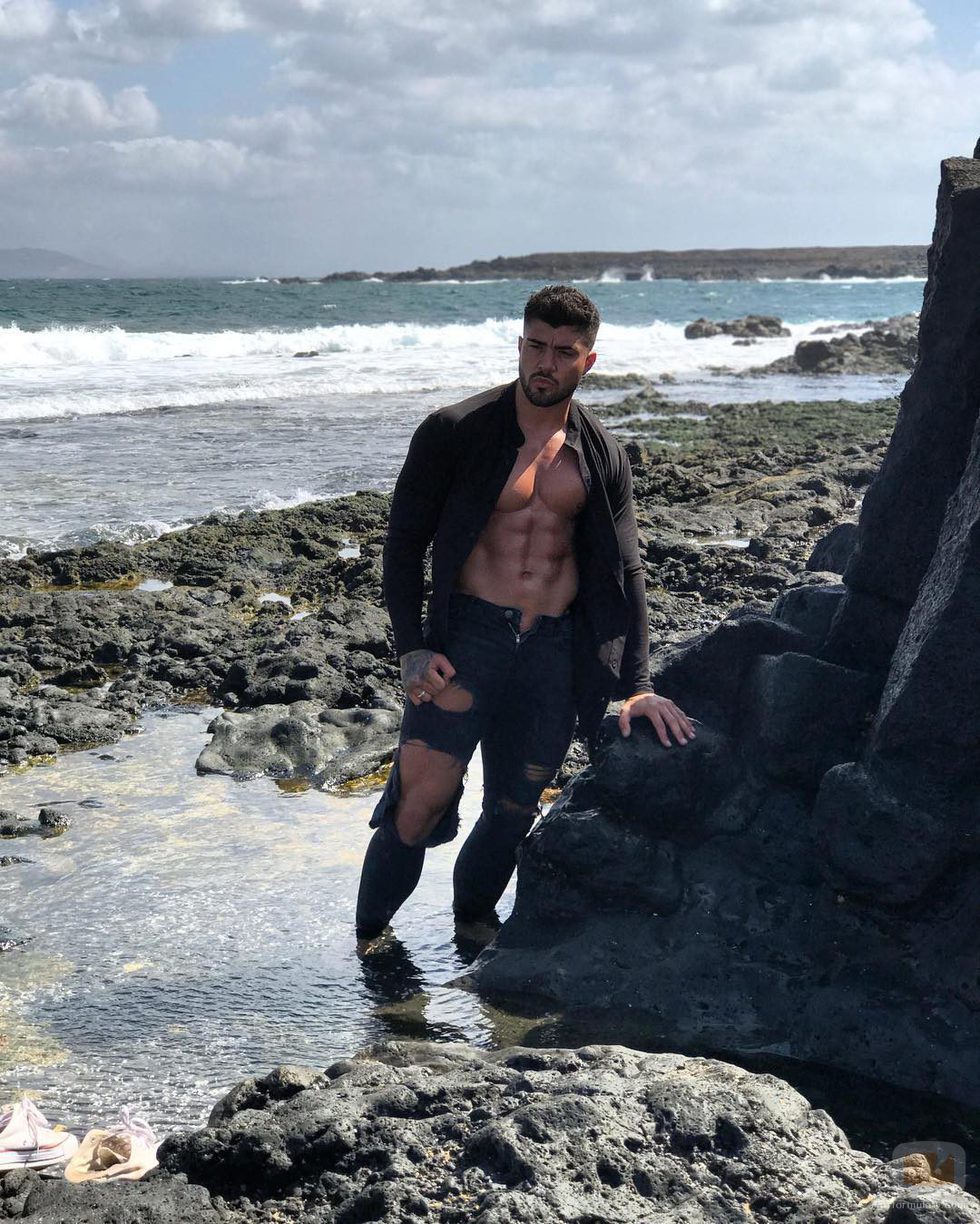 Rogan O'connor posa mojado en un acantilado