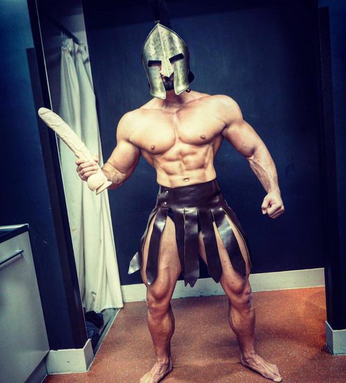 Rogan O'Connor, de 'La venganza de los ex' disfrazado de espartano