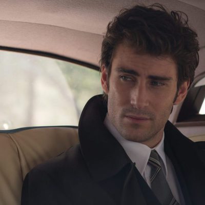 Fernando Guallar montado en un coche en 'Velvet colección'