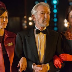 Aitana Sánchez-Gijón, José Sacristán y Paula Echevarría agarrados de los brazos en 'Velvet colección'