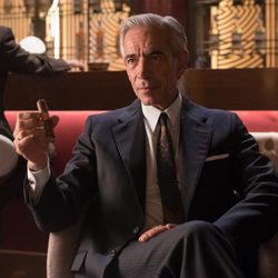 Imanol Arias sentado con un puro en la mano en 'Velvet Colección'