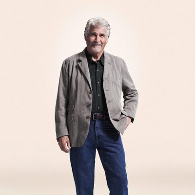 James Brolin con la mano en el bolsillo en la imagen promocional de la 2T de 'La vida en piezas'