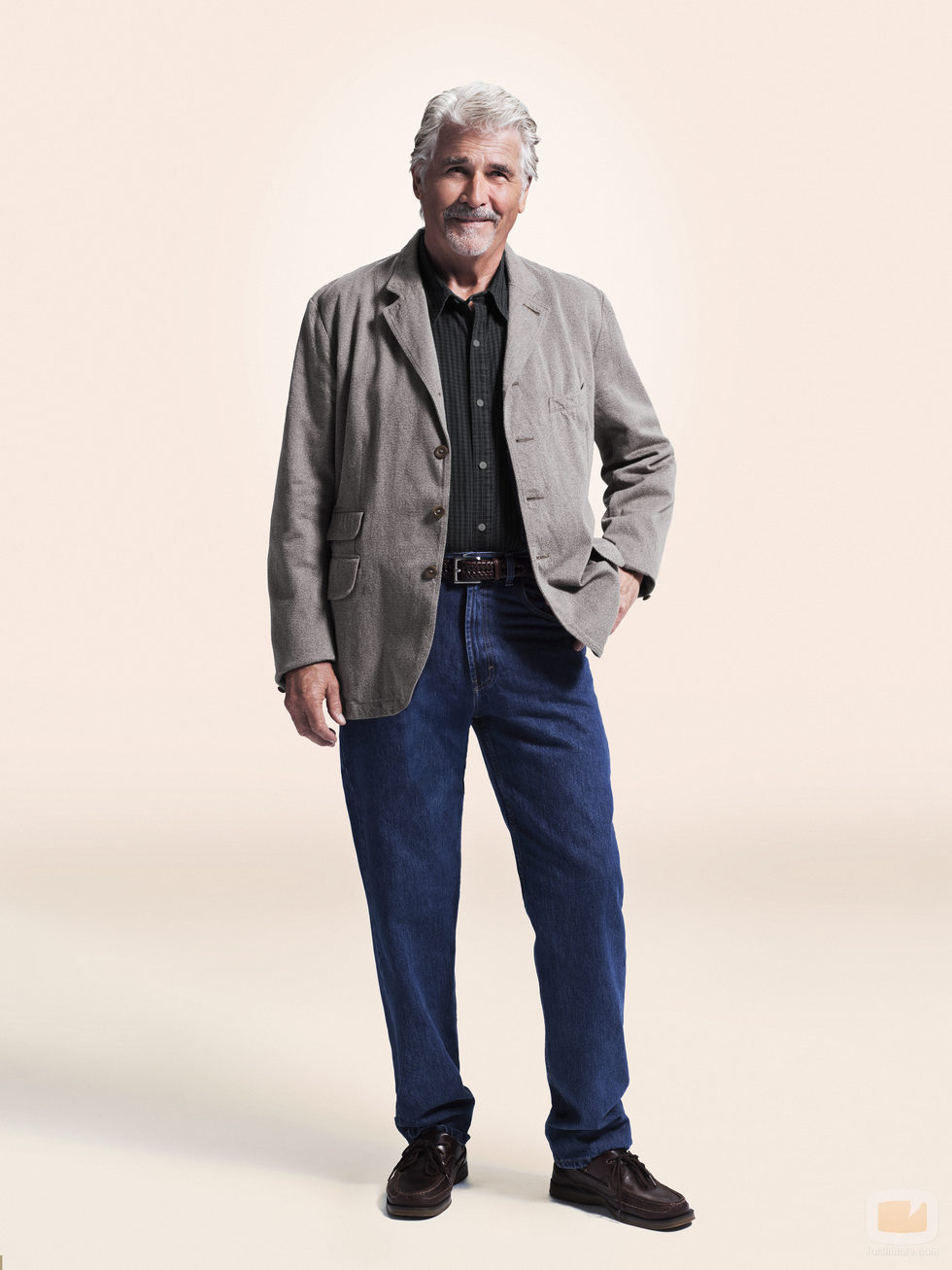 James Brolin con la mano en el bolsillo en la imagen promocional de la 2T de 'La vida en piezas'